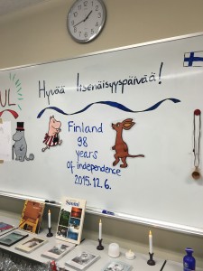 Kansainvälisen festivaalin Suomi–Ruotsi-ständillä itsenäisyyspäivänä.